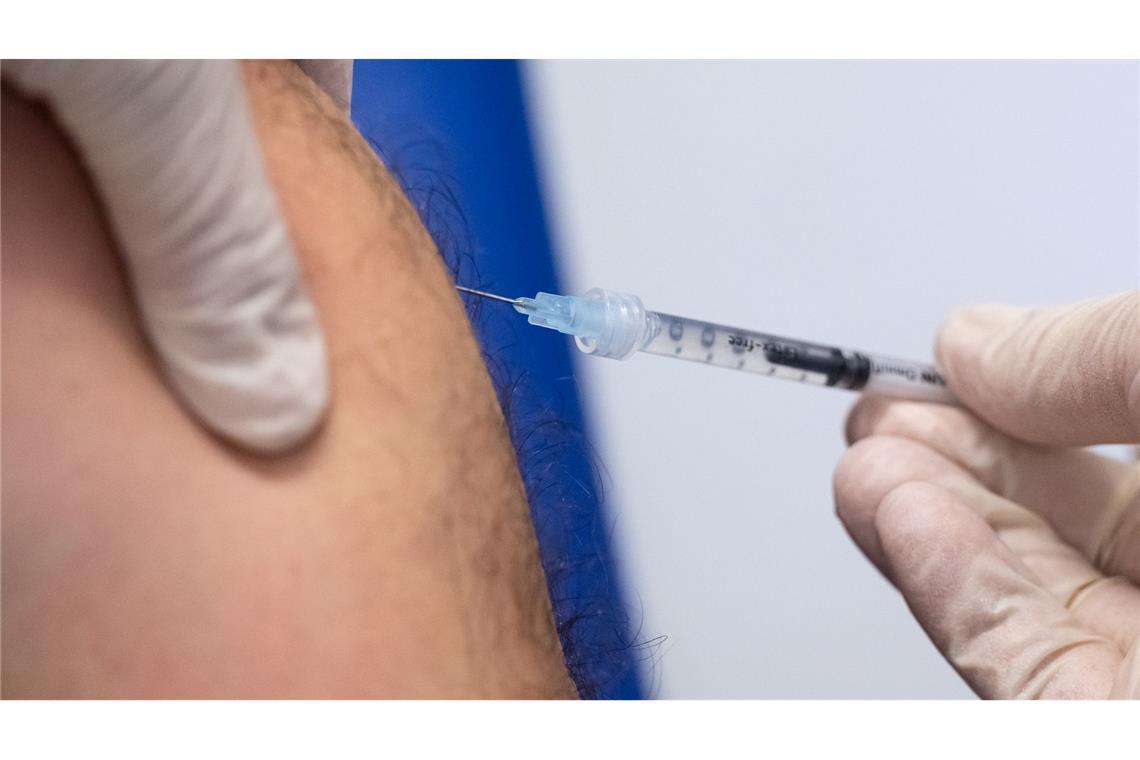 Für eine Grundimmunisierung sind zwei Dosen erforderlich (Archivbild).