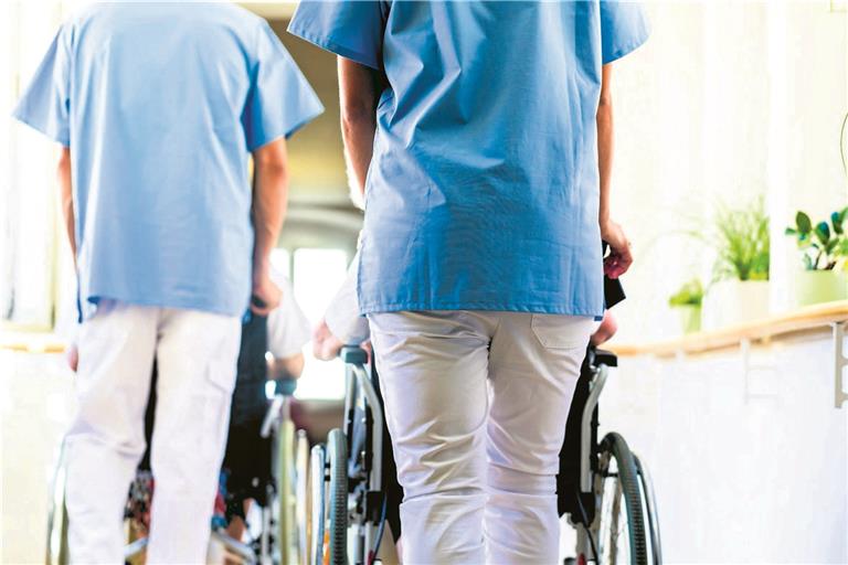 Für eine gute Pflege im Alter müssen Betroffene oft tief in die eigene Tasche greifen. Foto: Adobe Stock/Kzenon