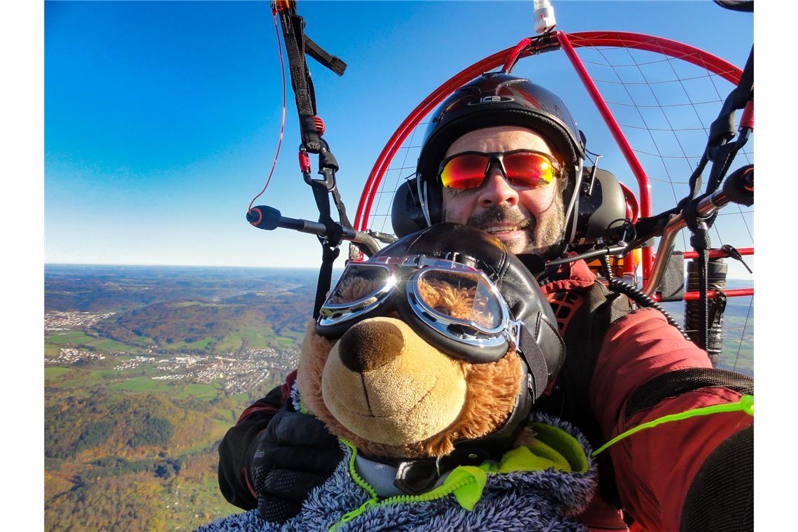 Mit dem Flyke die Welt von oben entdecken Für eine Spendenaktion durfte Bär Bernd mal mitfliegen.