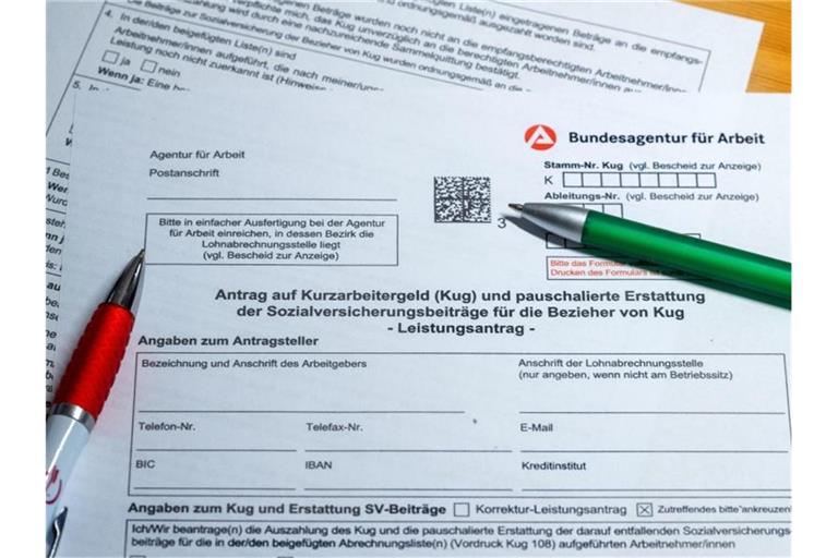 Für einen Ausgleich der sinkenden Löhne sorgt in vielen Fällen das Kurzarbeitergeld. Foto: Jens Büttner/dpa-Zentralbild/dpa