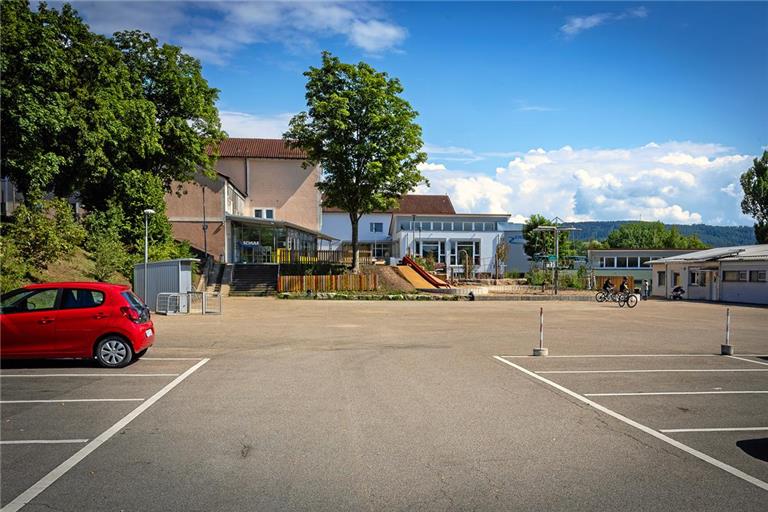 Für einen barrierearmen Zugang zum Schulhaus soll die Treppe an der linken Seite der Parkfläche weichen. An ihre Stelle soll eine Rampe kommen.Foto: Alexander Becher