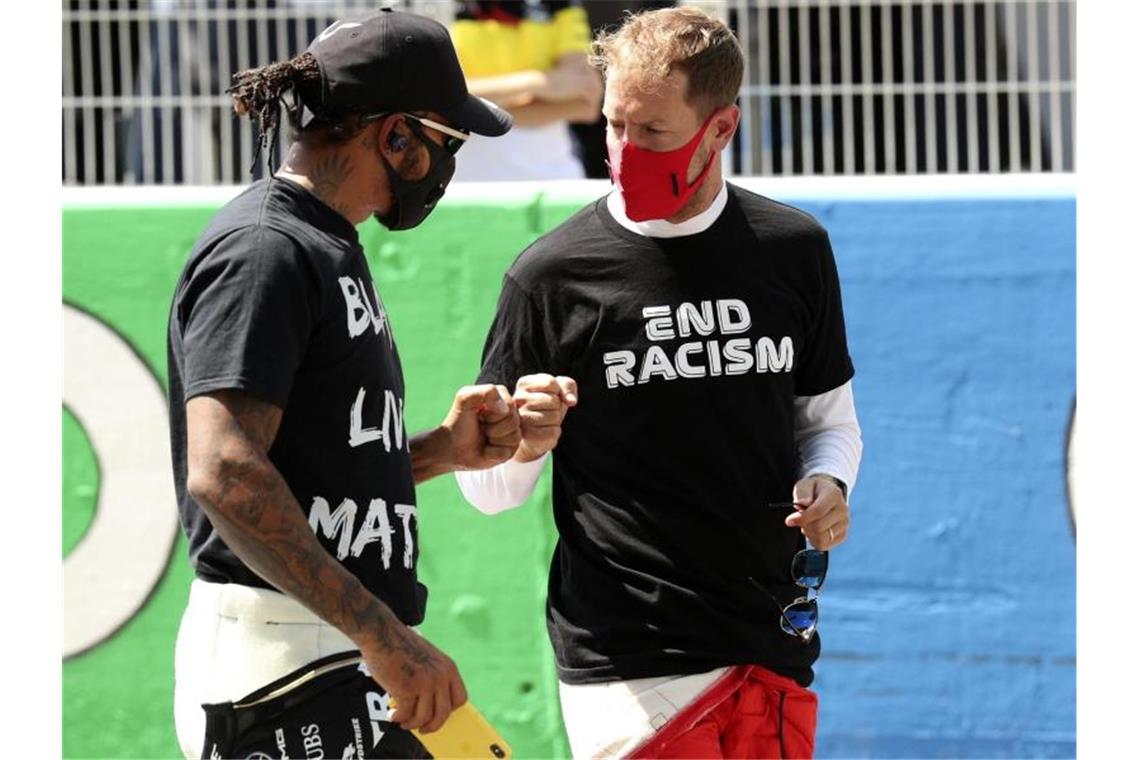 Für einen Boykott als Zeichen gegen Rassismus und Polizeigewalt sehen Lewis Hamilton (l) und Sebastian Vettel die Zeit nicht gekommen. Foto: Albert Gea/Pool Reuters/AP/dpa