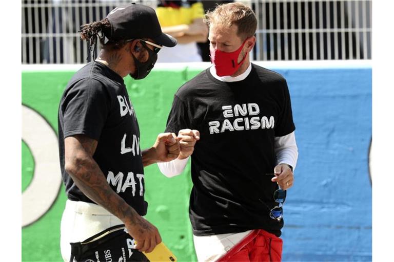 Für einen Boykott als Zeichen gegen Rassismus und Polizeigewalt sehen Lewis Hamilton (l) und Sebastian Vettel die Zeit nicht gekommen. Foto: Albert Gea/Pool Reuters/AP/dpa