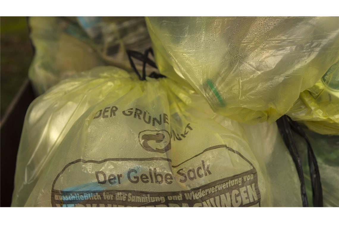 16 Vogelküken sterben in Müllsack an Wertstoffinsel Für einen Großteil der Küken in dem Müllsack kam jede Hilfe zu spät (Symbolbild).