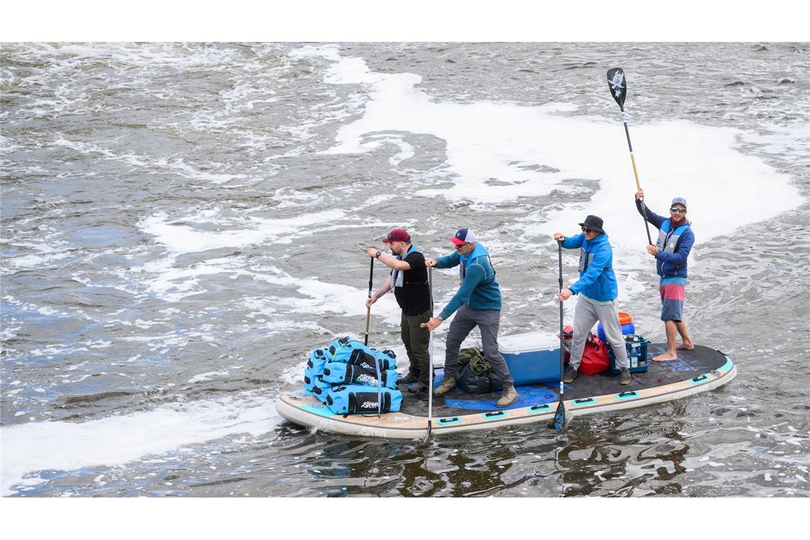 Abenteuer für einen guten Zweck: Tag und Nacht auf der Weser Für einen guten Zweck wollen vier Männer auf einem Board die Weser von Hann. Münden im Landkreis Göttingen bis nach Bremerhaven paddeln.