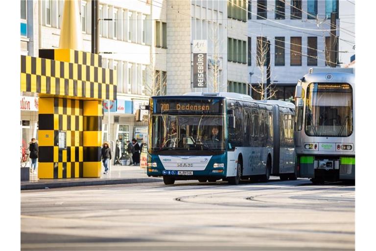 Für einen Tag kostenlos: Ein Linienbus der Regiobus Hannover GmbH und eine Straßenbahn der Üstra Hannoversche Verkehrsbetriebe an der Haltestelle Steintor. Foto: Moritz Frankenberg/dpa
