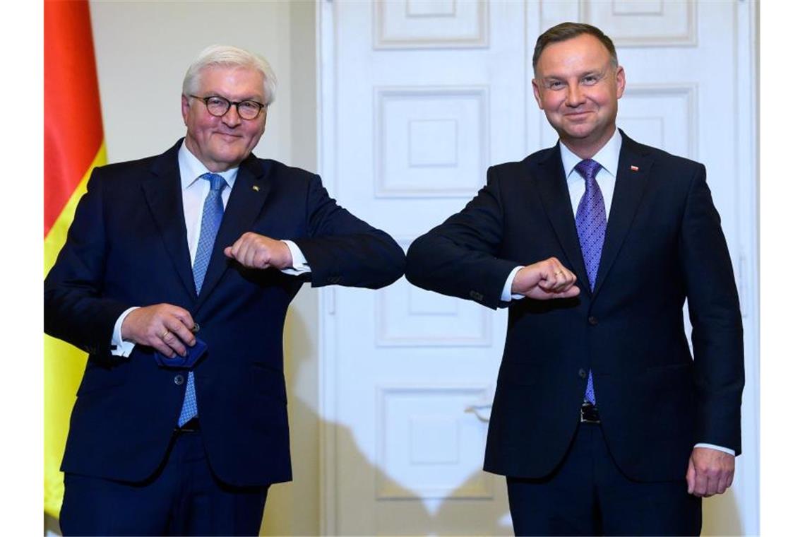 Steinmeier und Duda wollen Beziehungen ausbauen Für einige offenen Fragen deuteten sich offenbar Lösungen an: Frank-Walter Steinmeier und Andrzej Duda. Foto: Bernd von Jutrczenka/dpa