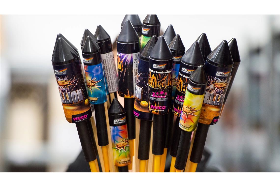 Für einige sind Silvesterraketen der größte Spaß des Jahres. (Archivbild)