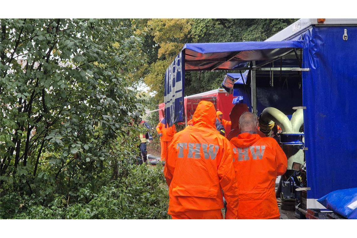 Für Einsatzkräfte bringen die starken Unwetter viel Arbeit mit sich.