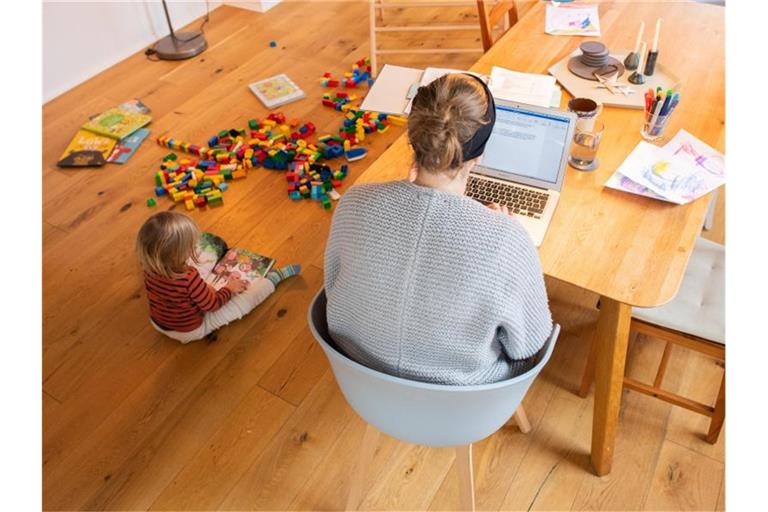 Für Eltern kleiner Kinder war der Lockdown eine Herausforderung. Foto: Julian Stratenschulte/dpa