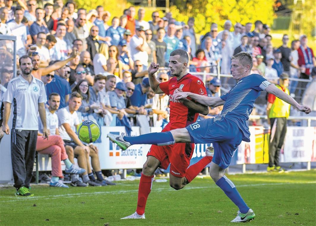 Für Engjell Hoti (rotes Trikot) und die TSG Backnang gab es gegen die Kickers-Abwehr um Kapitän Tobias Feisthammel kein Durchkommen.Foto: A. Becher