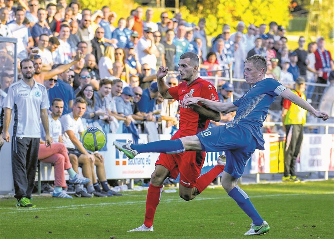 Für Engjell Hoti (rotes Trikot) und die TSG Backnang gab es gegen die Kickers-Abwehr um Kapitän Tobias Feisthammel kein Durchkommen.Foto: A. Becher