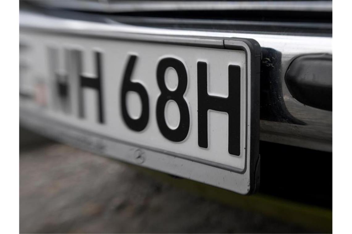 Für Fahrzeuge, die mindestens 30 Jahre alt sind und über ein "Oldtimer"-Gutachten verfügen, gibt es das H-Kennzeichen. Foto: Carsten Rehder/dpa
