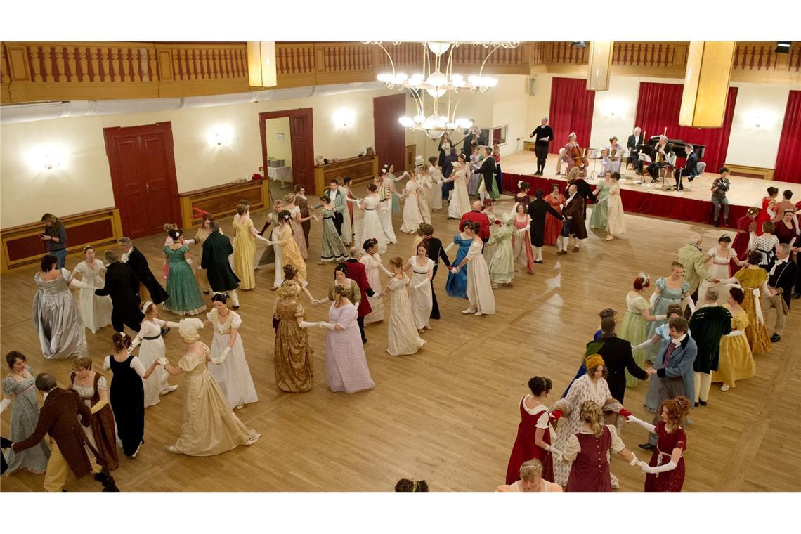 Für Fans gibt es viele Gelegenheiten, in die Zeit einzutauchen, die Jane Austen in ihren Romanen beschreibt, so etwa bei Bällen. (Archivbild)