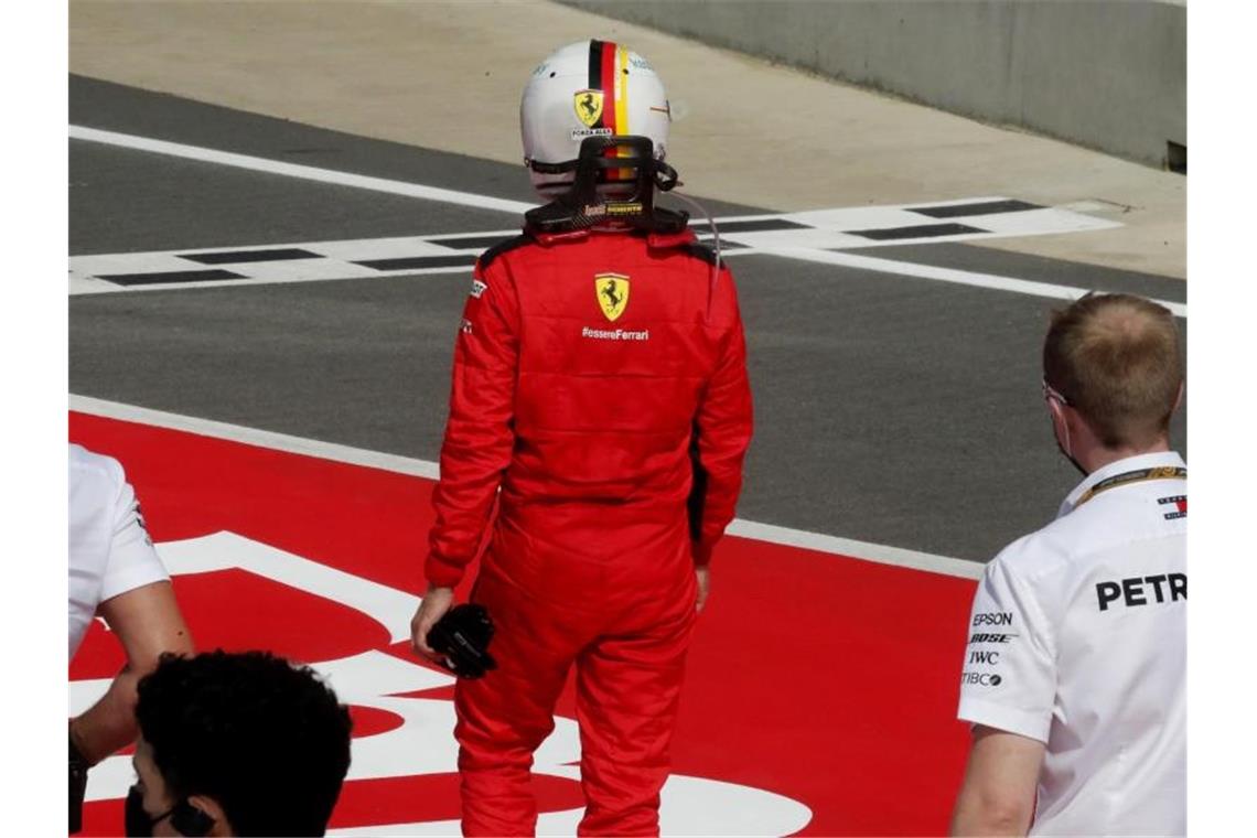 Verstappen überrascht Mercedes - Vettel motzt in Silverstone Für Ferrari-Pilot Sebastian Vettel (M) endete auch das zweite Silverstone-Rennen mit einer Enttäuschung. Foto: Frank Augstein/Pool AP/dpa
