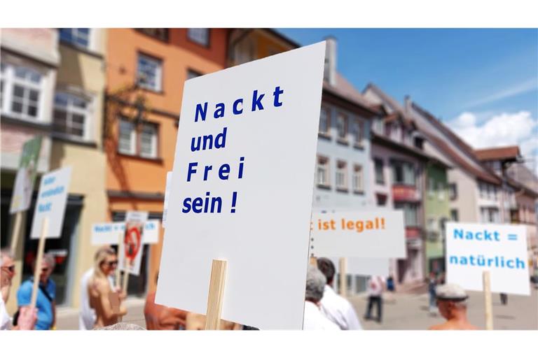„Für Freiheit, Toleranz und Naturismus“ – die Nackt-Demonstration zieht durch die Rottweiler Innenstadt.