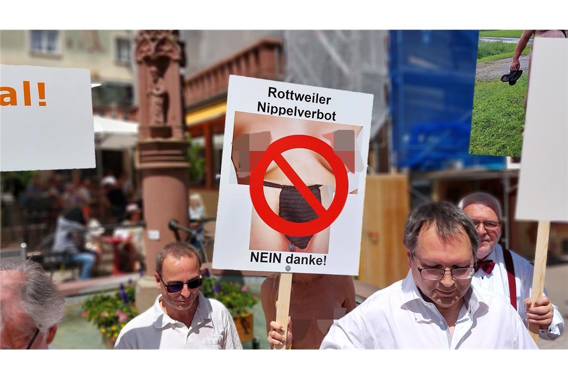 „Für Freiheit, Toleranz und Naturismus“ – die Nackt-Demonstration zieht durch die Rottweiler Innenstadt.