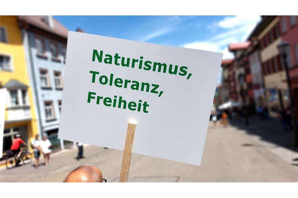 „Für Freiheit, Toleranz und Naturismus“ – die Nackt-Demonstration zieht durch die Rottweiler Innenstadt.