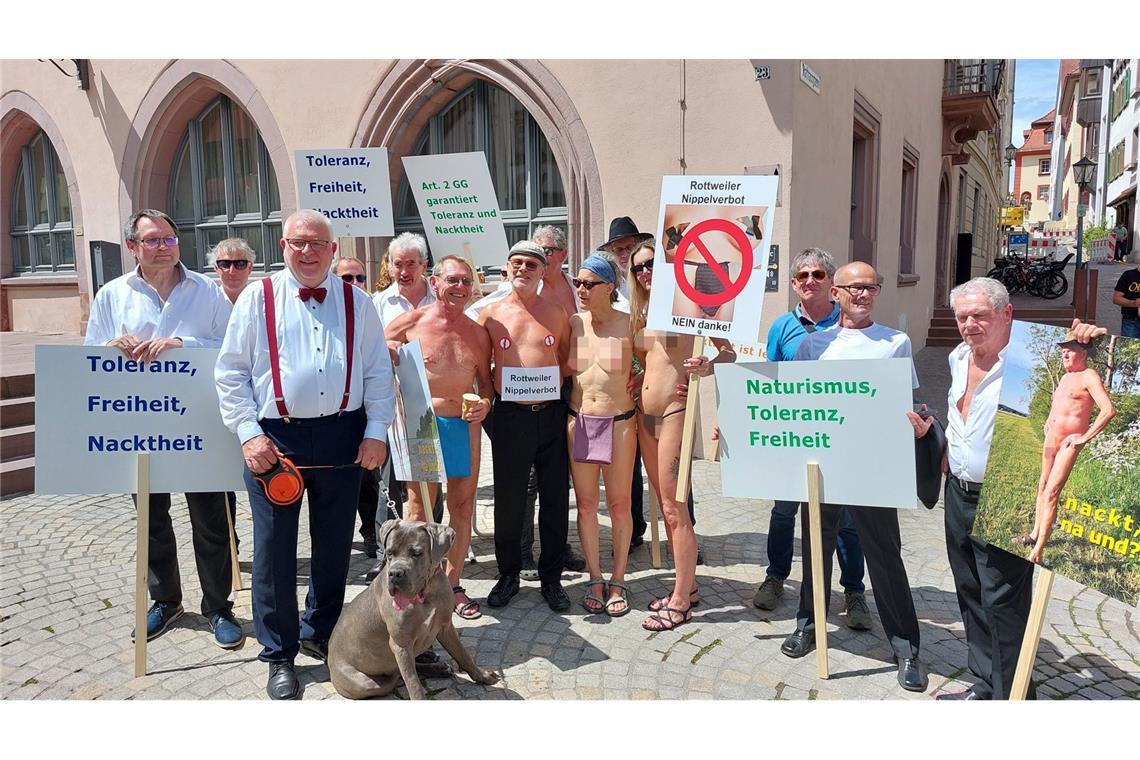 „Für Freiheit, Toleranz und Naturismus“ – die Nackt-Demonstration zieht durch die Rottweiler Innenstadt.