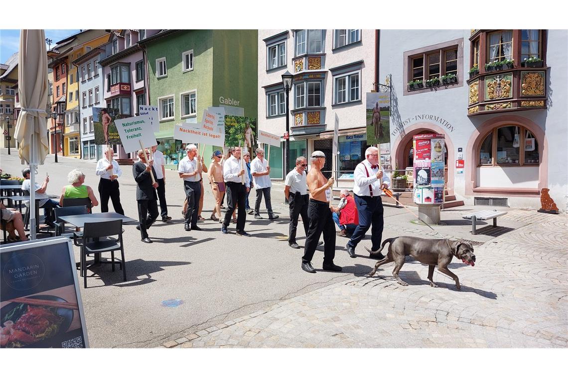 „Für Freiheit, Toleranz und Naturismus“ – die Nackt-Demonstration zieht durch die Rottweiler Innenstadt.