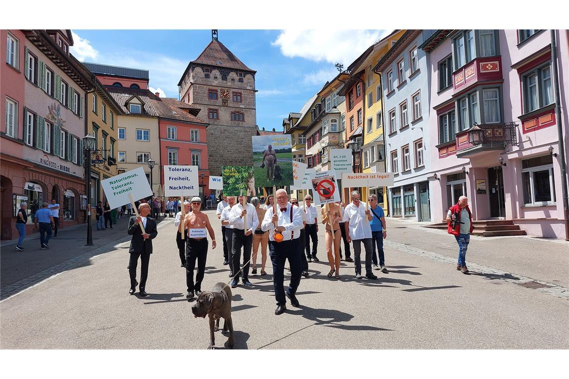 „Für Freiheit, Toleranz und Naturismus“ – die Nackt-Demonstration zieht durch die Rottweiler Innenstadt.