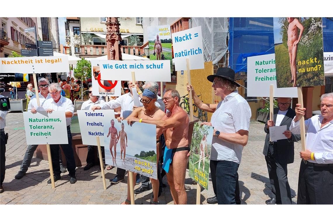 „Für Freiheit, Toleranz und Naturismus“ – die Nackt-Demonstration zieht durch die Rottweiler Innenstadt.
