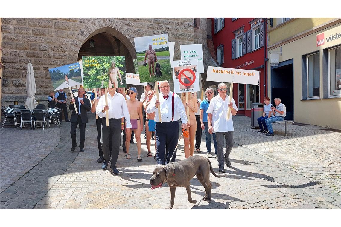 „Für Freiheit, Toleranz und Naturismus“ – die Nackt-Demonstration zieht durch die Rottweiler Innenstadt.