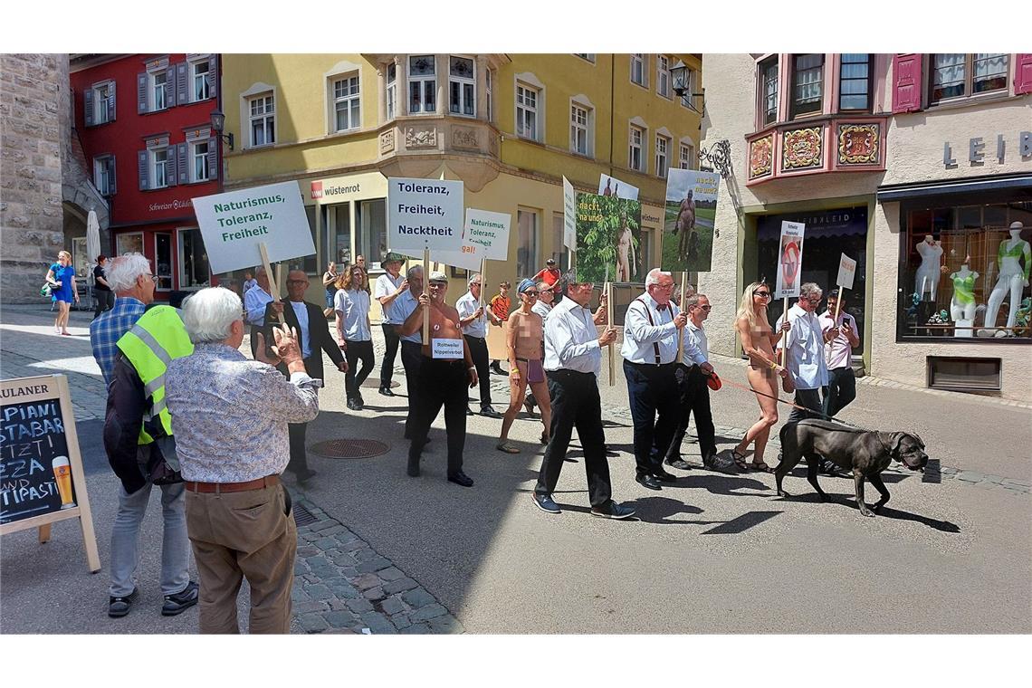 „Für Freiheit, Toleranz und Naturismus“ – die Nackt-Demonstration zieht durch die Rottweiler Innenstadt.