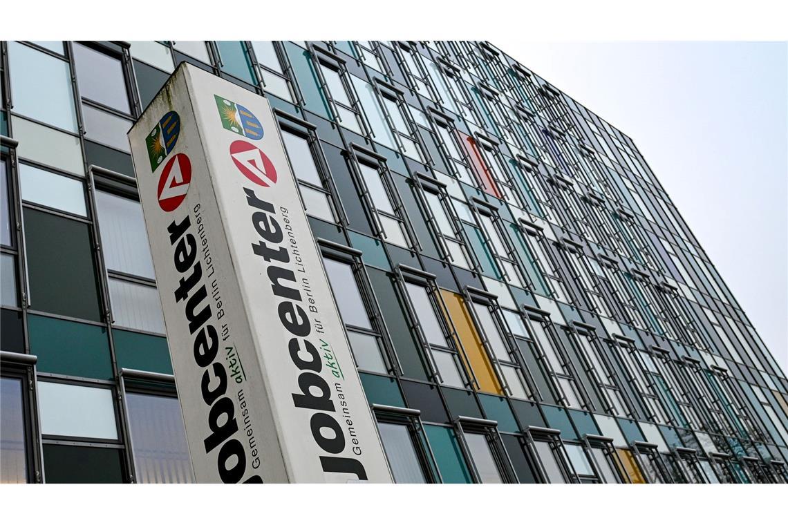 Für Geflüchtete aus der Ukraine, die nach dem 1. April 2025 eingereist sind, soll es künftig statt Grundsicherung zunächst die geringeren Leistungen geben, die auch Asylbewerber erhalten. (Symbolbild)