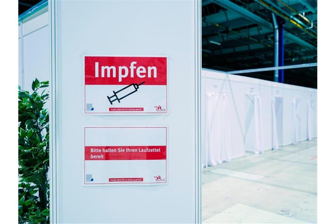 Regierung bereitet Ausnahme-Verordnung für Geimpfte vor Für Geimpfte und für Genesene könnte es Ausnahmen von den Kontakt- und Ausgangsbeschränkungen geben. Foto: Uwe Anspach/dpa