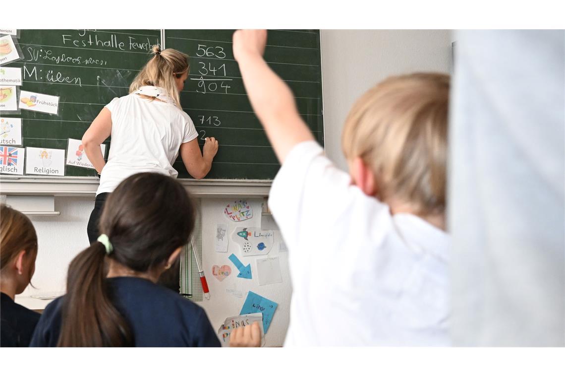 Für Grundschulkinder sehen Wissenschaftler erhebliche Risiken bei der Nutzung sozialer Medien. (Archivbild)
