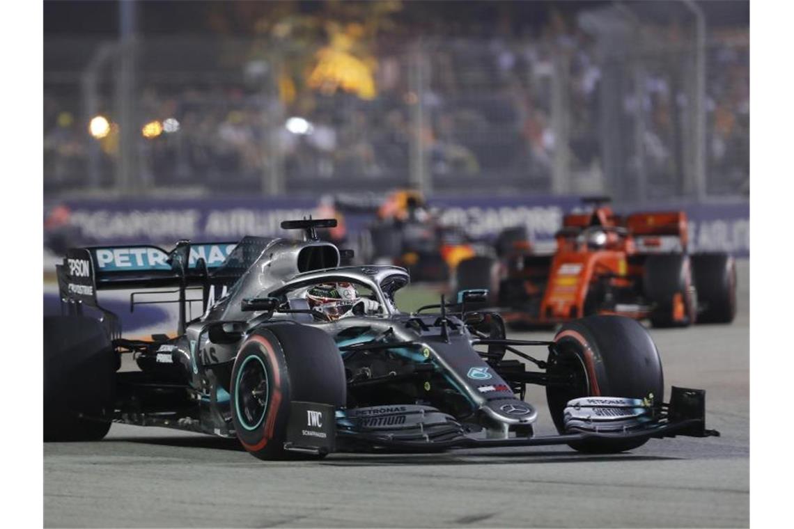 Vettel erlöst: Triumph in der Glücksnacht von Singapur Für Hamilton reichte es nur zu Platz vier. Foto: Vincent Thian/AP