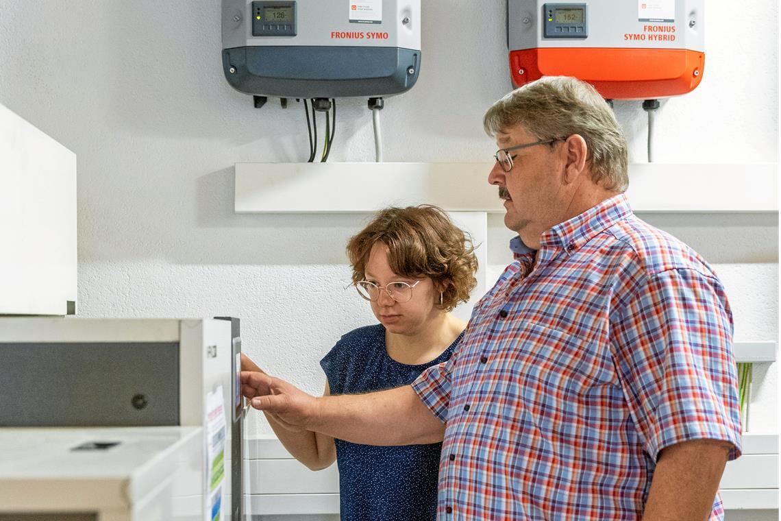Keine Angst vor dem Heizungs-GAU Für Harald und Julia Moser von der Firma Moser, hier vor einem Pelletkessel, ist wichtig, dass bei einer neuen Heizung auch langfristige Kosten bedacht werden. Foto: Tobias Sellmaier