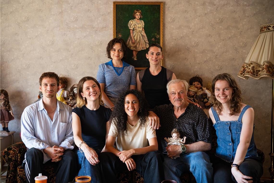 Für Hauptdarstellerin Lena Urzendowsky und Regisseurin Romina Küper (hinten von links) ist der Filmdreh eine Herzensangelegenheit. Weitere Akteure sind (vorne von links) Kameramann Paul Ader, Produzentin Lotta Schmelzer, ausführende Produzentin Katharina Mumper, Hauptdarsteller Bernhard Schütz und Herstellungsleiterin Hanna Martensen. Foto: Lieselotte Films