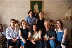 Für Hauptdarstellerin Lena Urzendowsky und Regisseurin Romina Küper (hinten von links) ist der Filmdreh eine Herzensangelegenheit. Weitere Akteure sind (vorne von links) Kameramann Paul Ader, Produzentin Lotta Schmelzer, ausführende Produzentin Katharina Mumper, Hauptdarsteller Bernhard Schütz und Herstellungsleiterin Hanna Martensen. Foto: Lieselotte Films