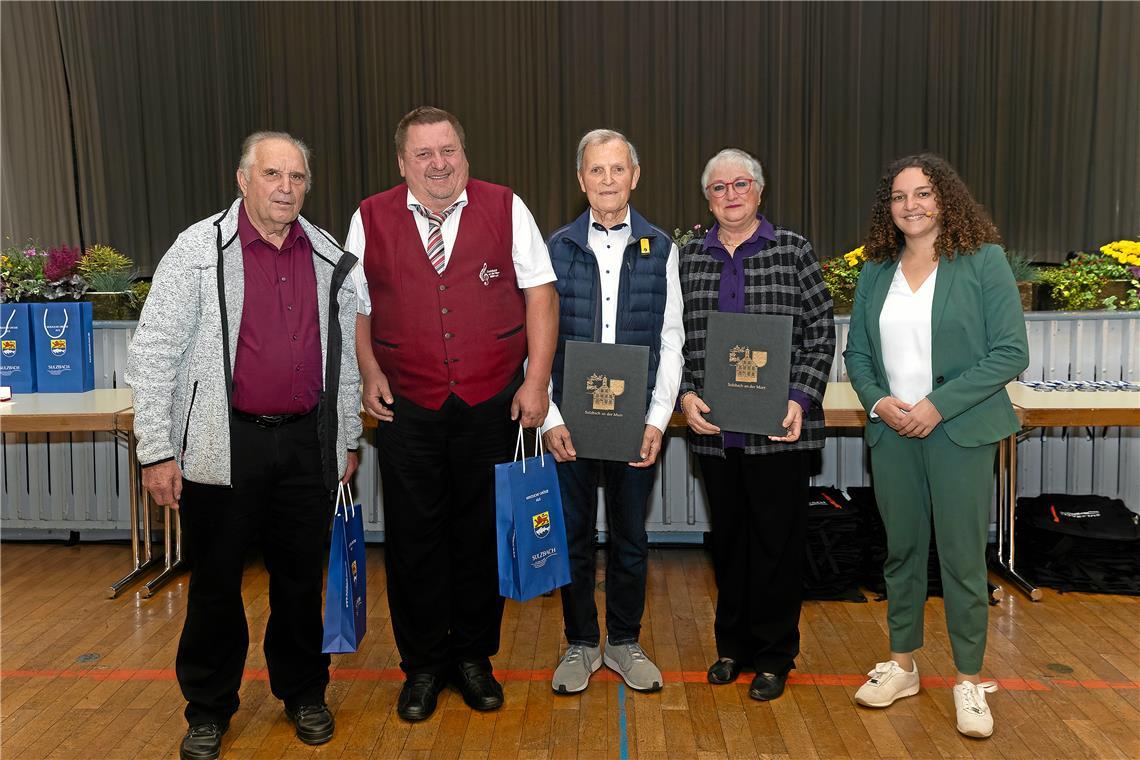 Der Bürgerempfang in Sulzbach widmet sich dem Dankeschön Für ihr besonderes ehrenamtliche Engagement zeichnete Bürgermeisterin Veronika Franco Olias (rechts) Rolf Thürmer, Harald Schneider, Alfons Kaps und Edelgard Löffler aus und schenkt ihnen junge Bäume, die nahe des Sportplatzes Wurzeln schlagen sollen. Fotos: Jörg Fiedler