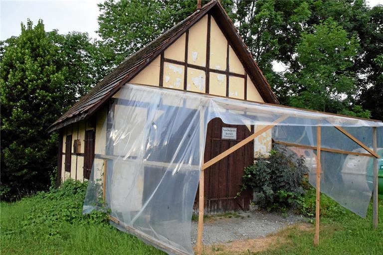 Für ihre Hocketse am 1. Mai hat die Dorfgemeinschaft eine Regenschutzplane am ehemaligen Spritzenhäusle in Berwinkel angebracht. DasGebäude soll auf Vordermann gebracht und umgenutzt werden. Foto: Elisabeth Klaper