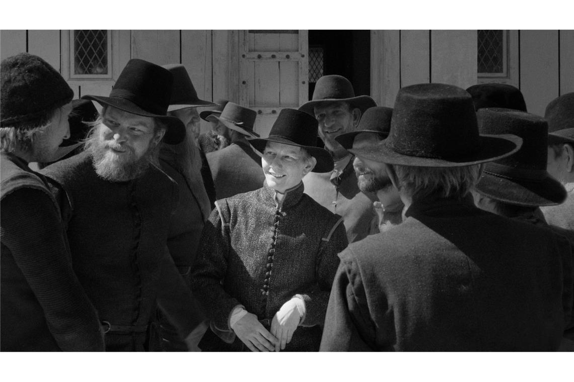 Für ihre Maskerade als Mann trug Hüller einen künstlichen Penis aus Horn, außerdem sei ihr Oberkörper eingeschnürt worden, wie sie im Interview der "Zeit" erzählte.