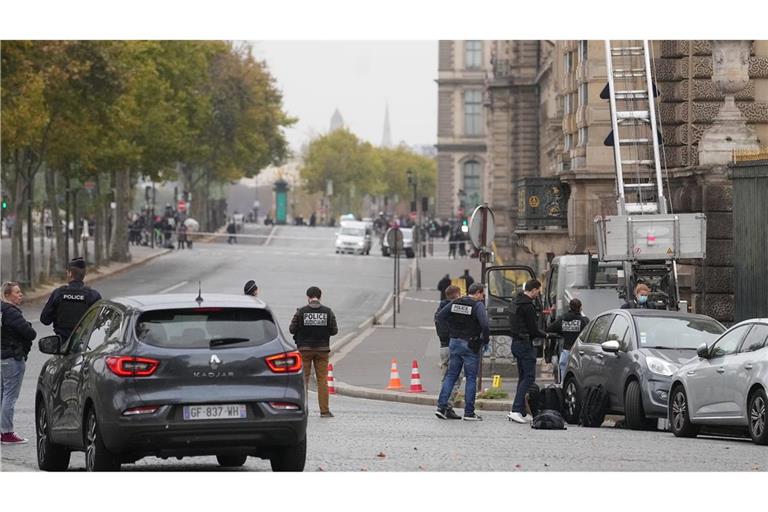 Weitere Festnahmen nach Kunstraub im Louvre Für ihren spektakulären Diebstahl im Louvre waren die Einbrecher mit einer Hebebühne auf einen Balkon gelangt (Archivbild).