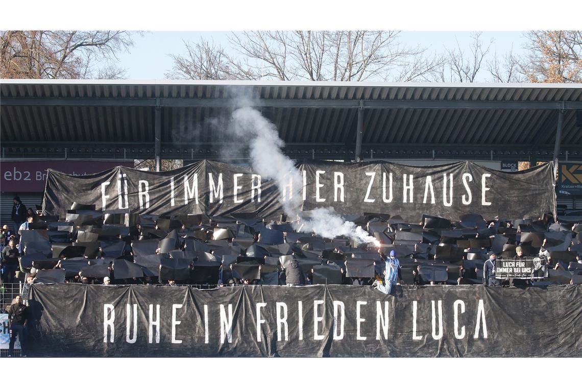 Fans gedenken dem getöteten Luca mit einer Choreografie „Für immer hier Zuhause. Ruhe in Frieden Luca“ stand auf dem Spruchband.