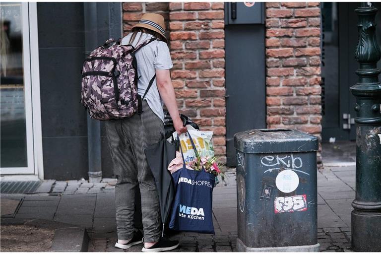 Für immer  Rentner in Deutschland reicht die staatliche Rente nicht mehr zum Lebensunterhalt.