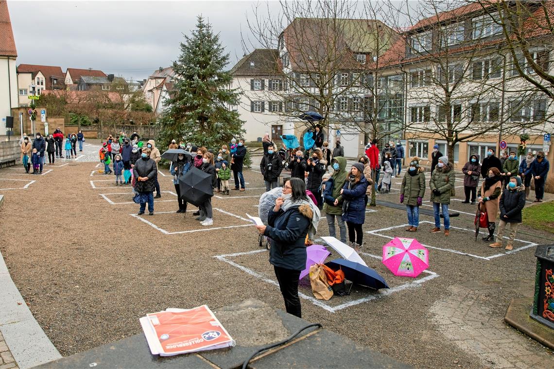 Für jede Familie wurde auf dem Stiftshof ein eigenes Viereck markiert – mit ausreichend Abstand.