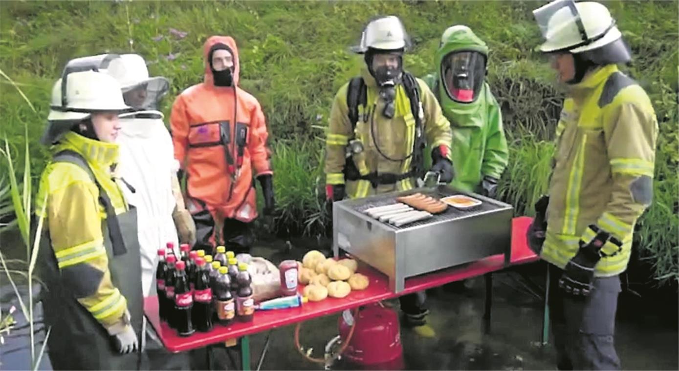 Für jeden Katastrophenfall war die Murrhardter Feuerwehr vorbereitet. Sie haben sich in voller Montur ins Wasser gestellt. Foto: privat