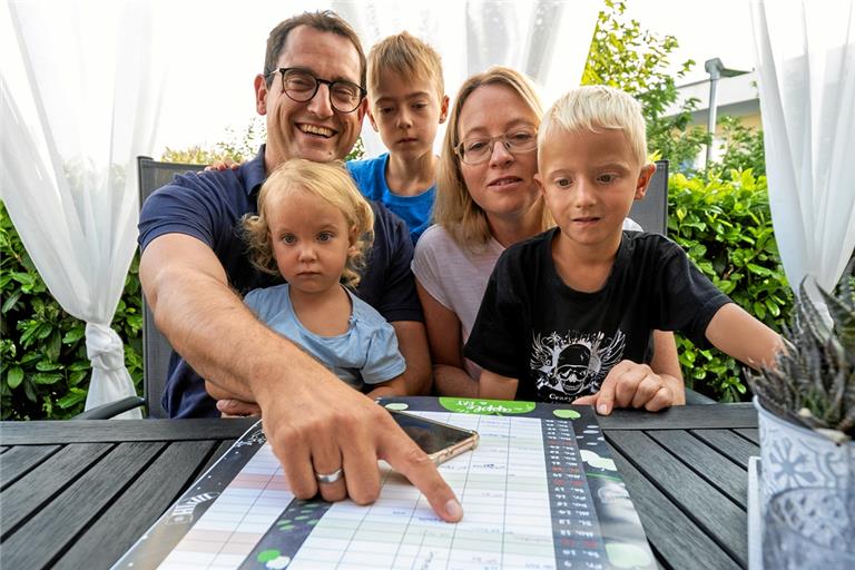 Für jedes Familienmitglied eine Spalte und für jeden Monat ein Blatt, dann klappt das mit der Übersicht. Auch dann wenn Sabrina und Alexander Sturm selbst und ihre Kinder Luca (8), Jonas (5) und Lina (2) jede Menge Termine haben. Foto: Alexander Becher