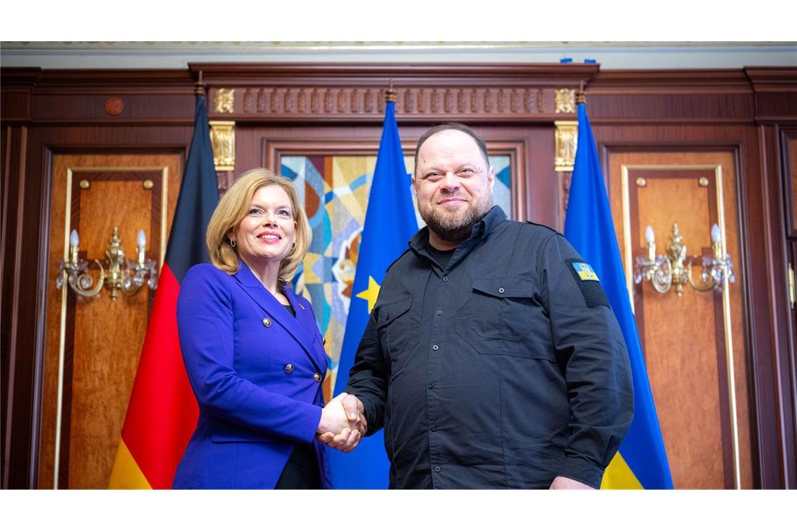 Für Julia Klöckner (CDU) - hier mit Stefantschuk - ist es der erste Besuch in der Ukraine.