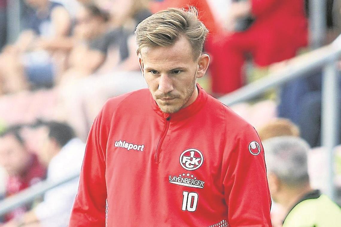 Für Kaiserslauterns Simon Skarlatidis bleibt beim Gastspiel der roten Teufel im Fautenhau nur die Zuschauerrolle. Der Ex-Aspacher und frühere Jugendspieler der TSG Backnang ist verletzt. Foto: Imago
