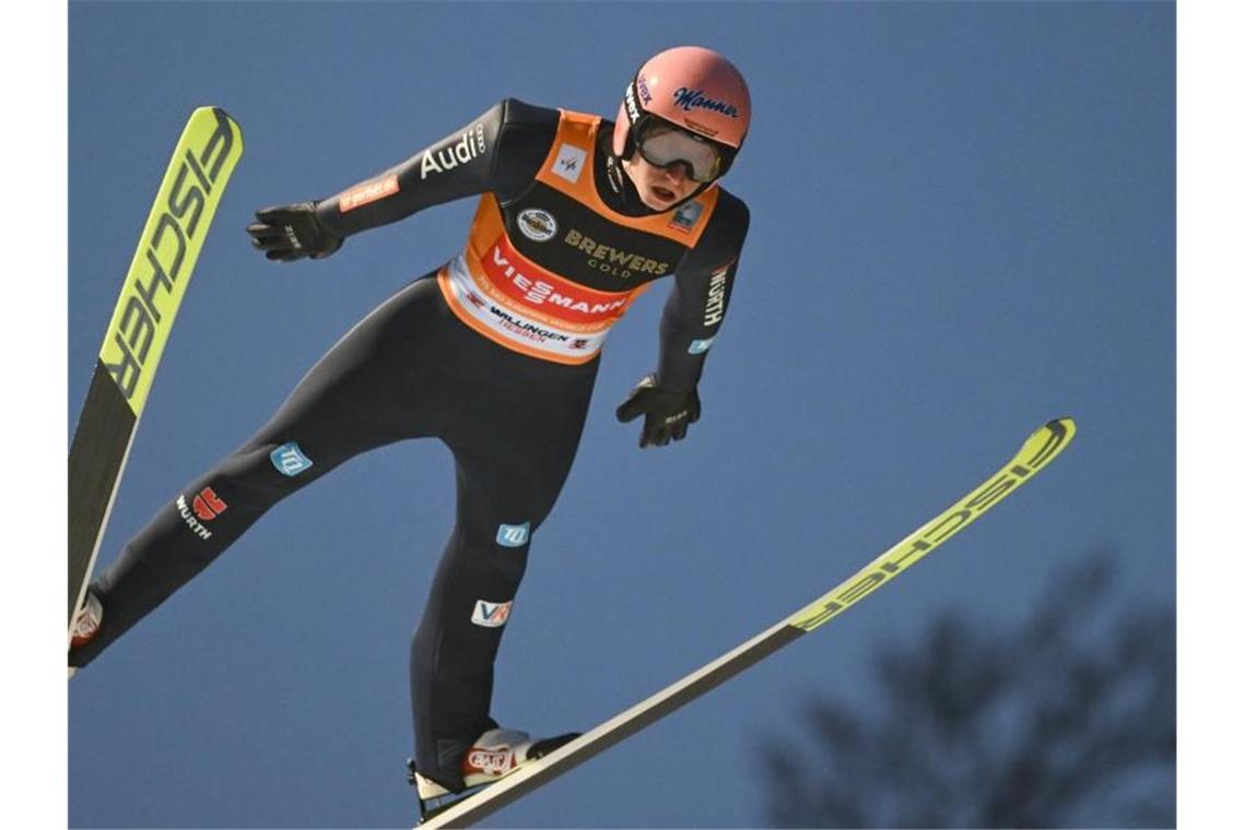 Das bringt der Wintersport am Sonntag Für Karl Geiger geht es beim Weltcup um wichtige Punkte im Kampf ums Gelbe Trikot. Foto: Arne Dedert/dpa