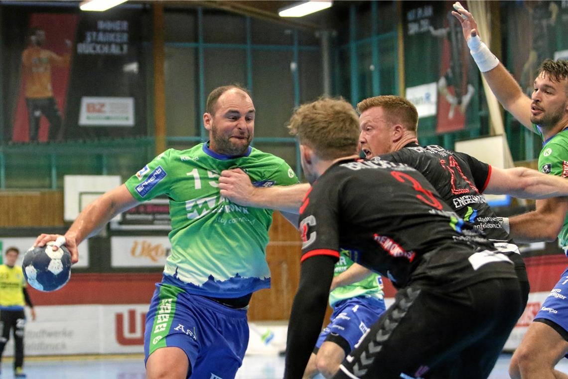 HCOB kassiert viele Treffer ins verwaiste Tor Für Kevin Wolf (am Ball) und den HC Oppenweiler/Backnang gibt es in Fürstenfeldbruck kein Durchkommen. Foto: A. Hornauer