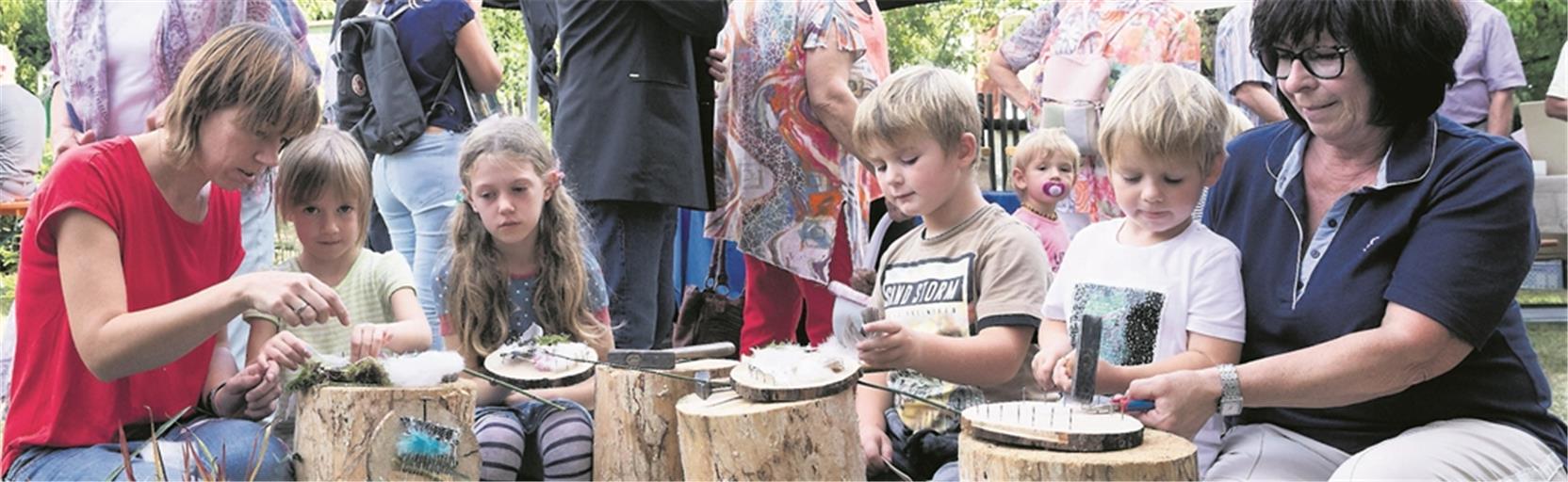 Für Kinder gab’s beim Naturparkmarkt ein ganz besonderes Angebot: Mädchen und Jungen konnten Stockbrot backen und Traumfänger aus Federn, Gräsern und Lederstücken basteln. Foto: J. Fiedler