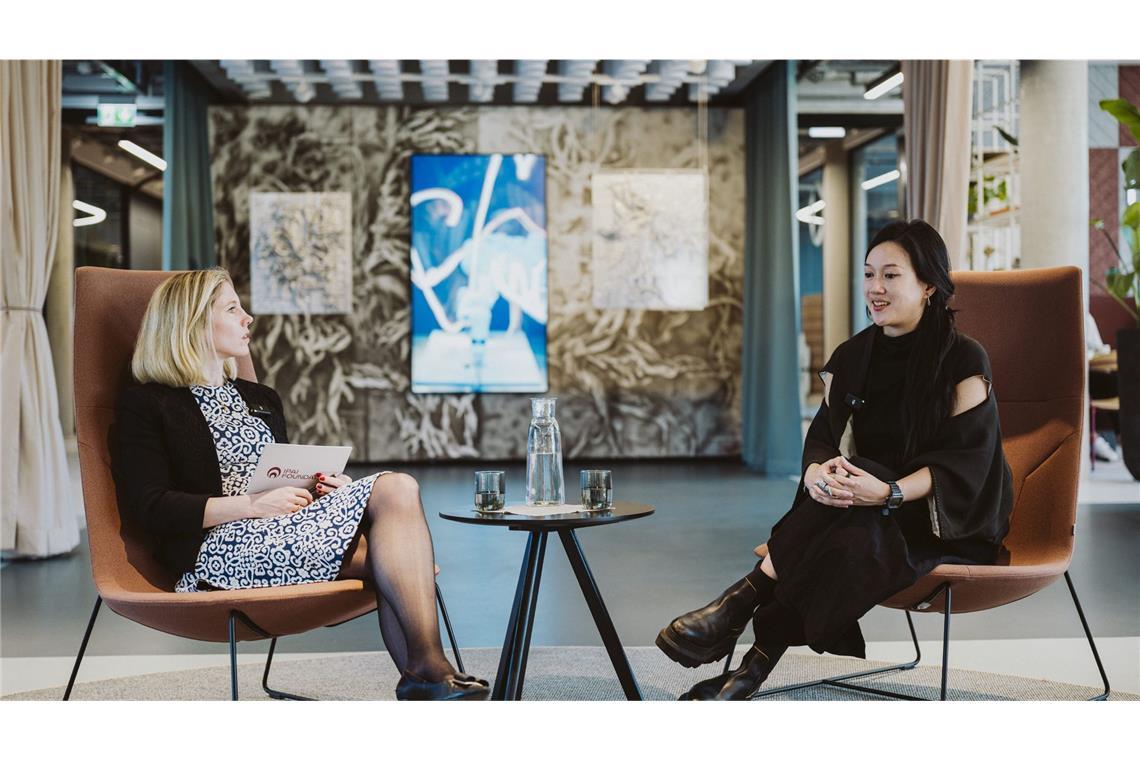 Für Künstlerin Sougwen Chung schließen sich Kunst und KI nicht voneinander aus.